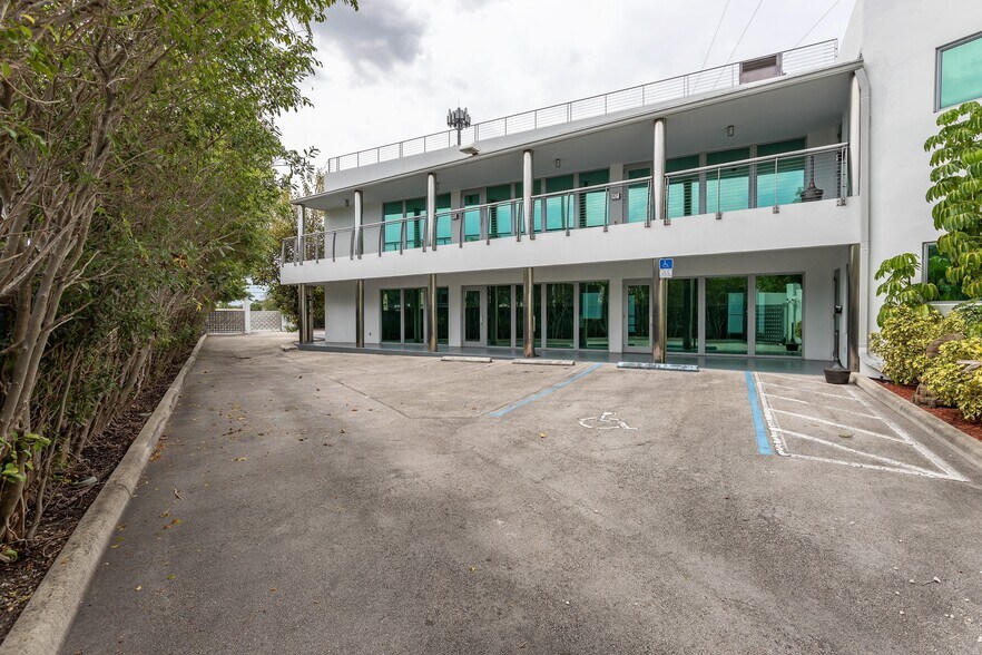 More Photos Of 5020 Biscayne Blvd, Miami Movie Radio TVStudio For Sale