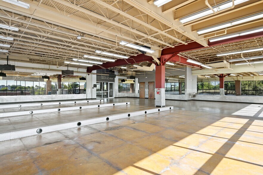 More Photos Of 5706 E Mockingbird Ln, Dallas Unknown For Lease