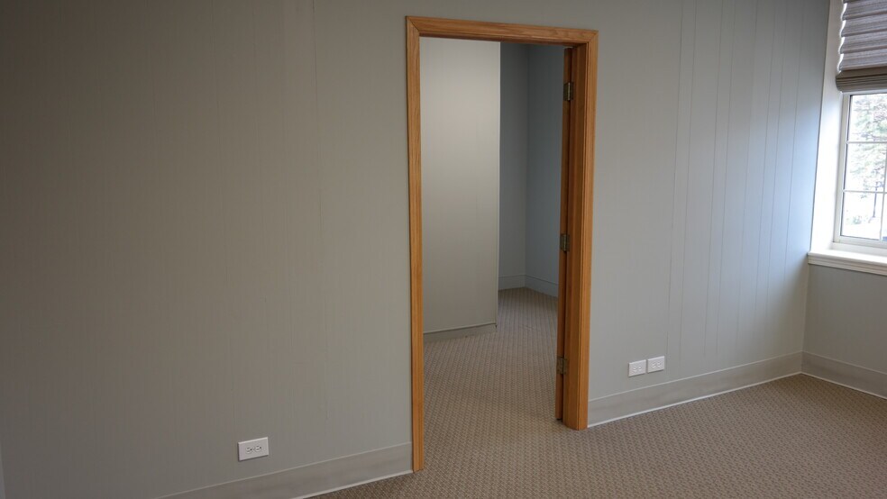 More Photos Of 105 Jackson Ave, Naperville Storefront Retail Office For Lease