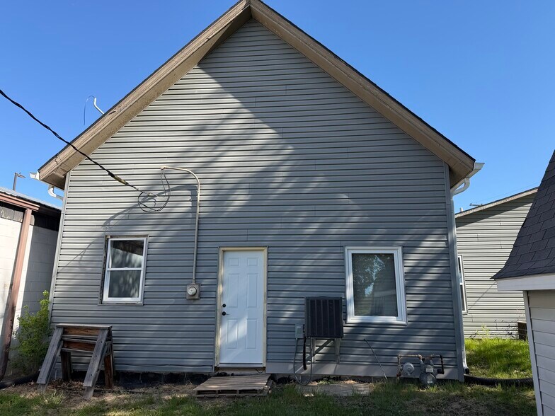 More Photos Of 105 W Vine St, Yutan General Retail For Sale