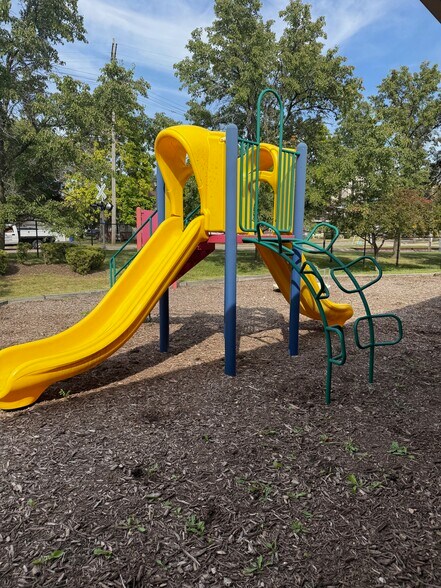 More Photos Of 615 S 5th St, Rockford Specialty For Lease