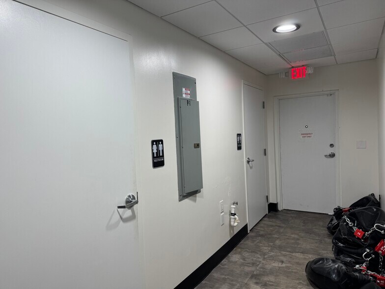 More Photos Of 2341 Hollywood Blvd, Hollywood Freestanding For Lease