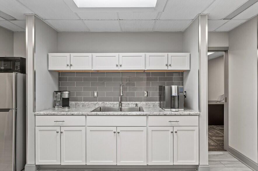 More Photos Of 4920-4934 Lincoln Dr, Edina Office For Sale