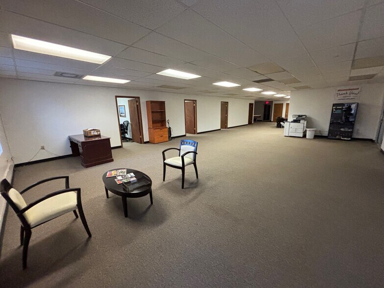 More Photos Of 4854-4864 S 10th St, Milwaukee Showroom For Lease