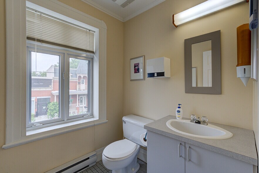 More Photos Of 415 Rue Du Village, Repentigny Office For Sale