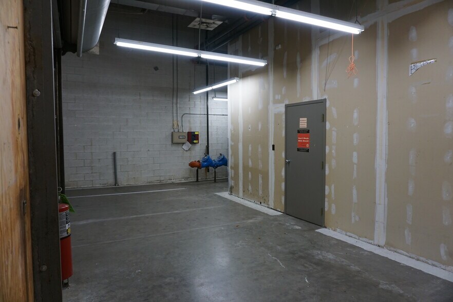 More Photos Of 93 W Campbell Rd, Rotterdam Freestanding For Sale