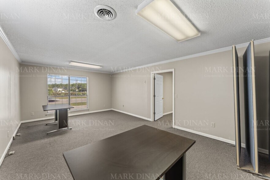 More Photos Of 2172 Pelham Pky, Pelham Office For Sale