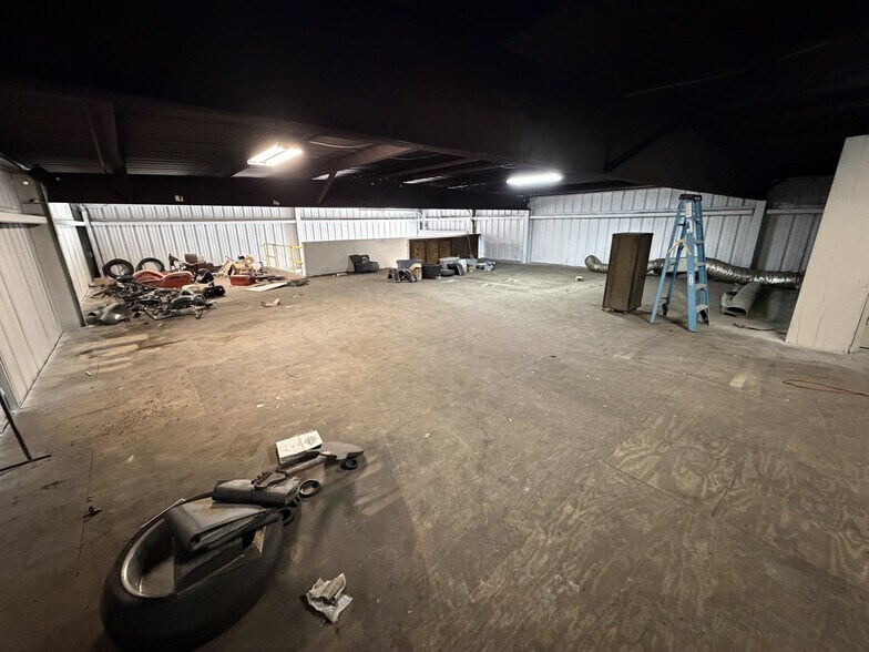 More Photos Of 15921 N Florida Ave, Lutz Warehouse For Lease