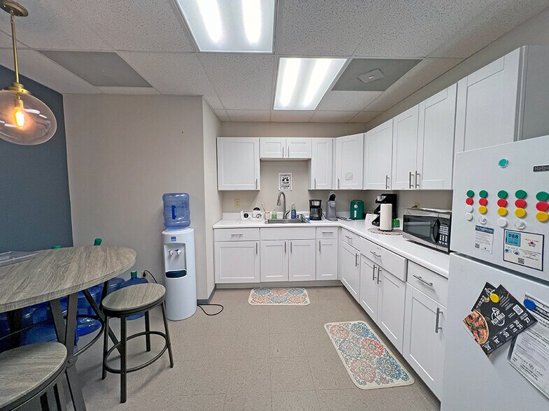 More Photos Of 2421 Corporate Center Dr, Granite City Office For Sale