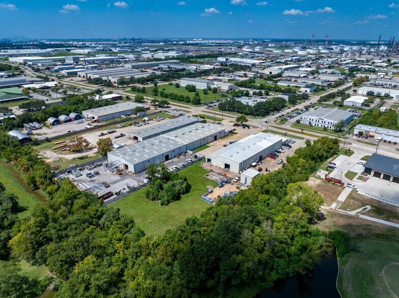 More Photos Of 901 W 13th St, Deer Park Warehouse For Lease