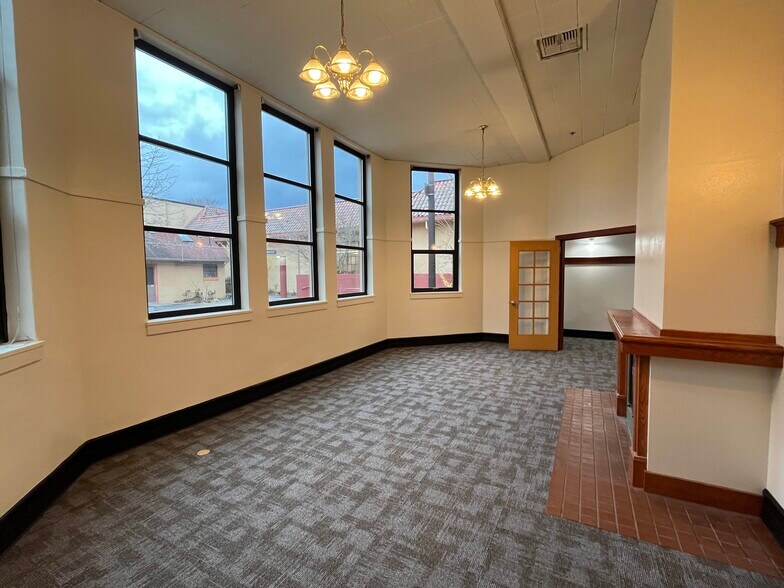 More Photos Of 7688 SW Capitol Hwy, Portland Specialty For Lease