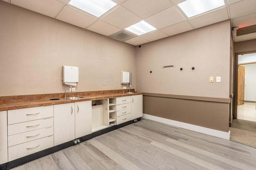 More Photos Of 47 W Dundee Rd, Wheeling Medical For Sale