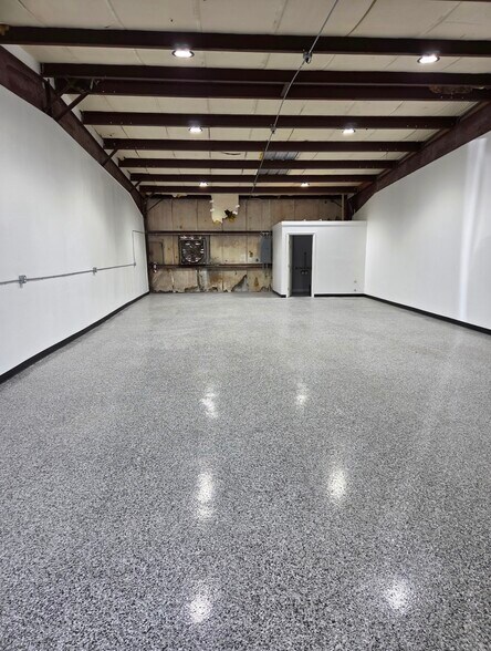 More Photos Of 700 S Milwee St, Longwood Warehouse For Lease