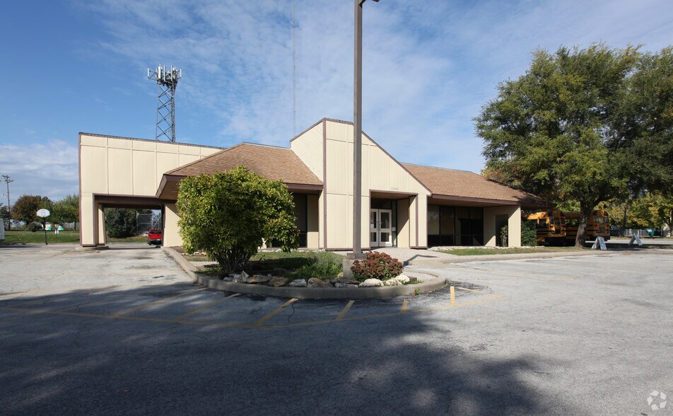 More Photos Of 12404 Blue Ridge Blvd, Grandview Freestanding For Lease