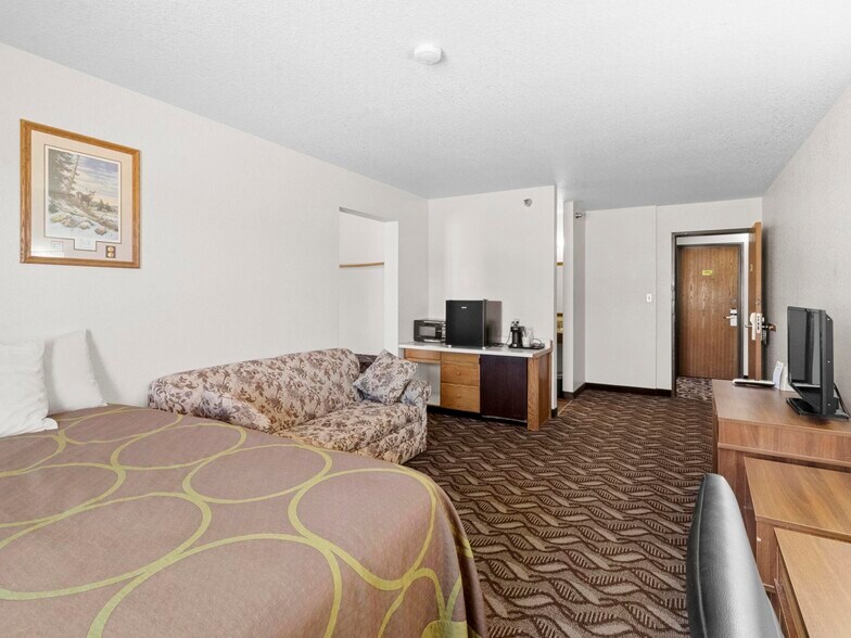 More Photos Of 1412 Warm Springs Dr, Dubois Hotel For Sale