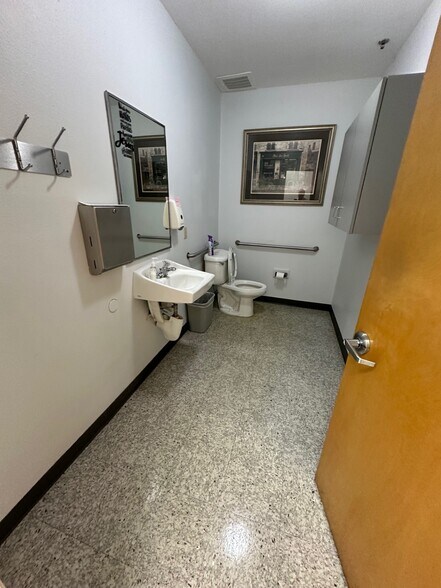 More Photos Of 842 Sunset Lake Blvd, Venice Medical For Lease