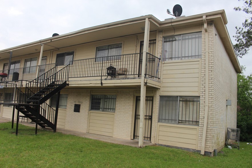 More Photos Of 7820 Calhoun Rd, Houston Apartments For Sale