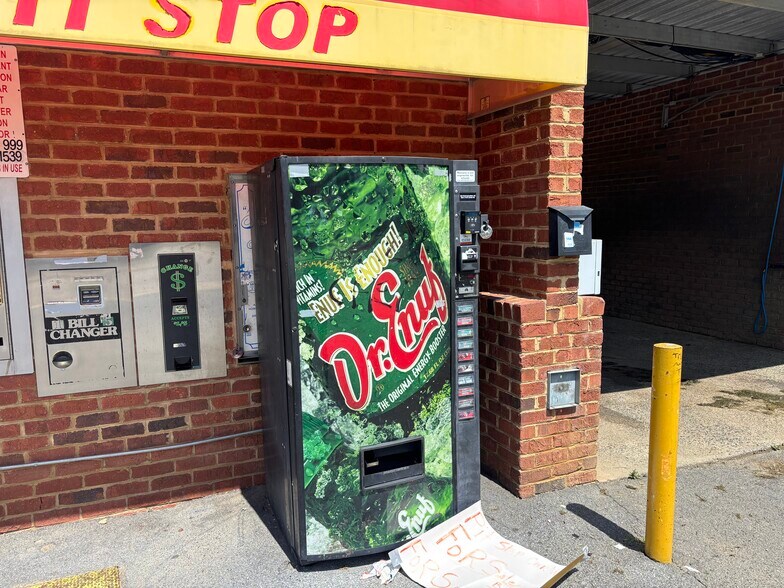 More Photos Of 1005 S Roan St, Johnson City Carwash For Sale