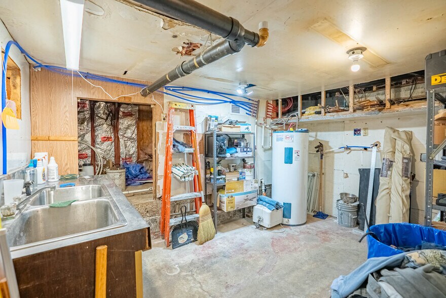 More Photos Of 8 Sunset Hills Ct, Sunrise Beach Storefront For Sale