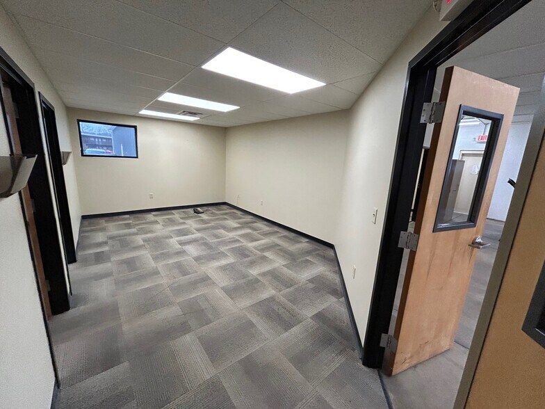 More Photos Of 101 Rathbone Rd, Marietta Flex For Sale