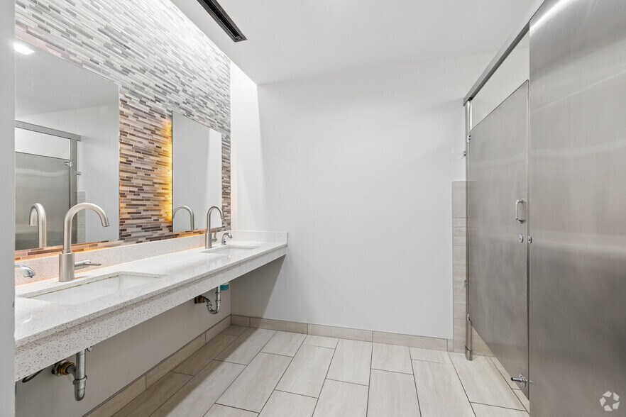More Photos Of 7515 Greenville Ave, Dallas Medical For Lease