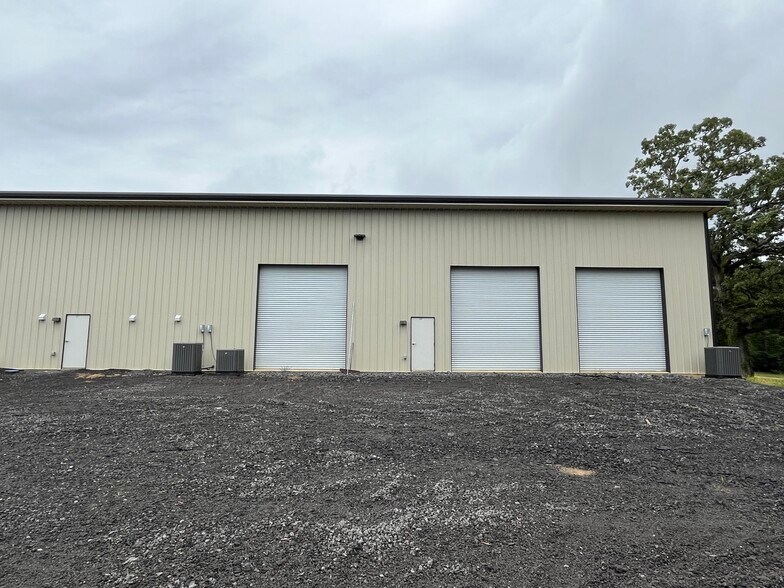 More Photos Of 130 Baker Ln, Brandon Warehouse For Lease
