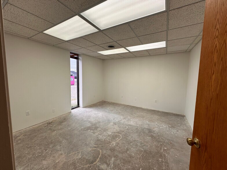 More Photos Of 1011 E 7th St, Odessa Office For Lease