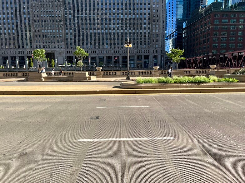 More Photos Of 211 W Wacker Dr, Chicago Office For Lease