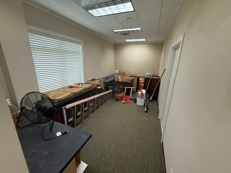 More Photos Of 211B Johnny Mercer Blvd, Savannah Self Storage For Sale