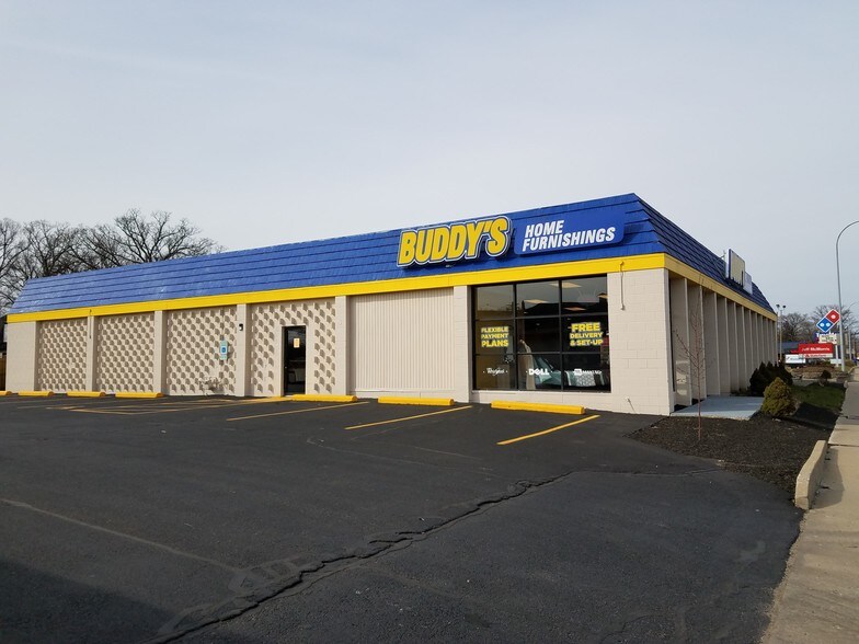 More Photos Of 704-708 N Gilbert St, Danville Storefront For Lease