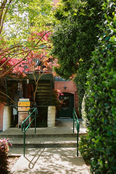 More Photos Of 208 E Louisiana St, McKinney Loft Creative Space For Sale