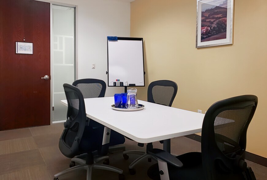 More Photos Of 301 McCullough Dr, Charlotte Coworking Space