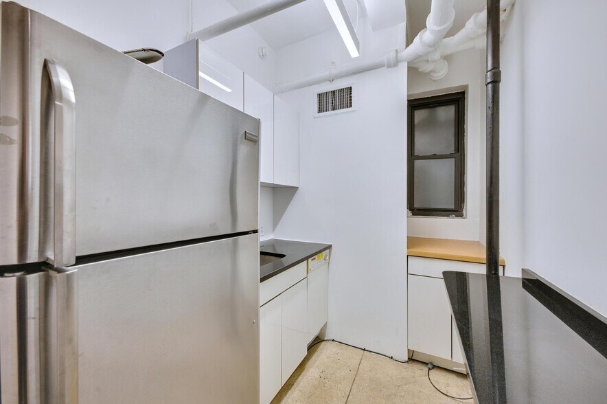More Photos Of 230 W 39th St, New York Office For Lease