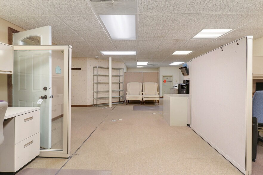 More Photos Of 725 S 14th St, Pekin Medical For Sale