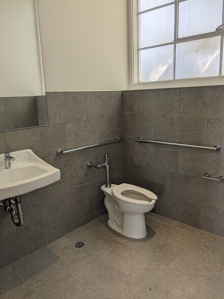 More Photos Of 1731 Taylor St NW, Atlanta Showroom For Lease