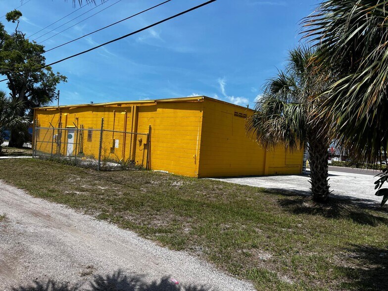 More Photos Of 2108 49th St S, Saint Petersburg Storefront For Sale