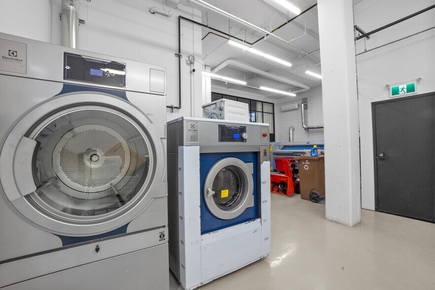 More Photos Of 2425-2455 Rue Desautels, Montréal Flex For Lease