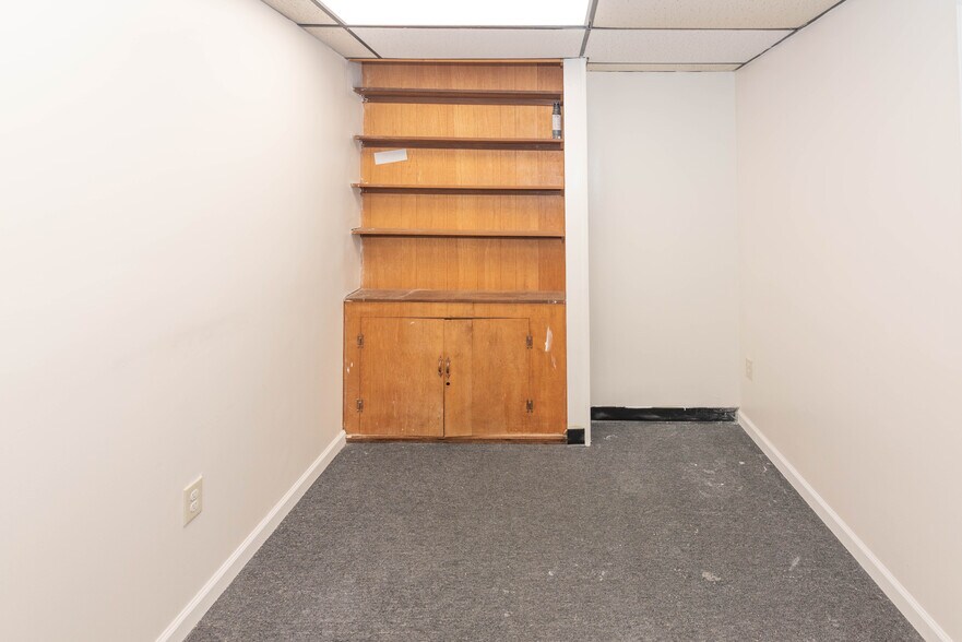 More Photos Of 5900 York Rd, Baltimore Storefront Retail Office For Sale