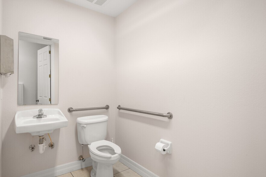 More Photos Of 405 W Interlake Blvd, Lake Placid Office For Sale