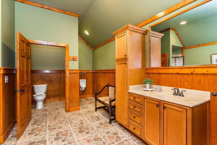 More Photos Of 565 Owens Gin Rd NE, Calhoun Lodge Meeting Hall For Sale