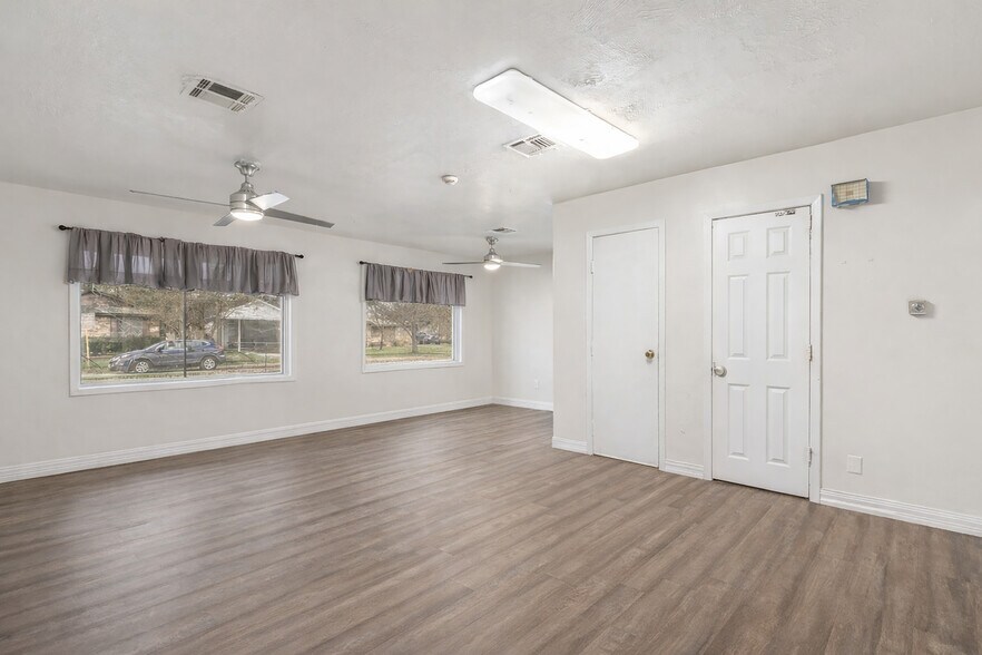 More Photos Of 827 Casey St, Channelview Flex For Sale