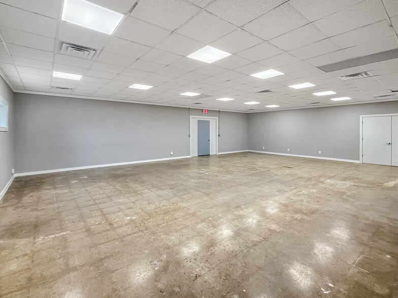 More Photos Of 3940 Dixon St, Des Moines Service For Lease