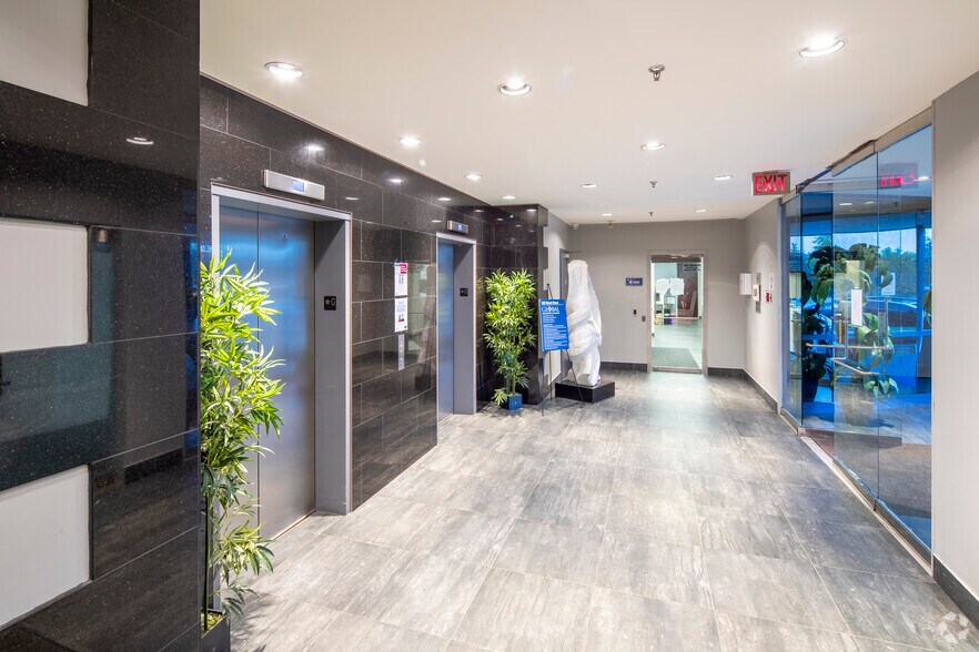 More Photos Of 100 Mural St, Richmond Hill Office For Sale