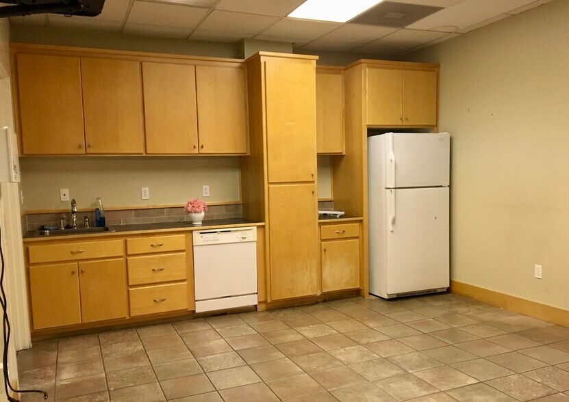 More Photos Of 8040 N Lombard St, Portland Bank For Sale