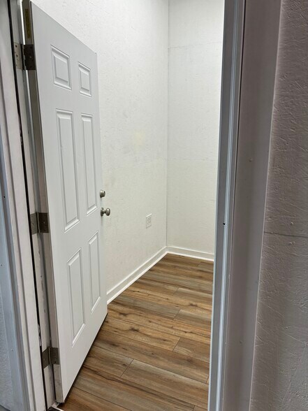 More Photos Of 12801 Silver Lake Rd, Brighton Manufacturing For Sale