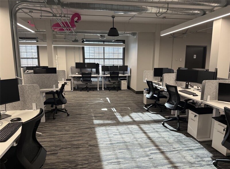 More Photos Of 46-58 Chatham St W, Windsor Office For Lease