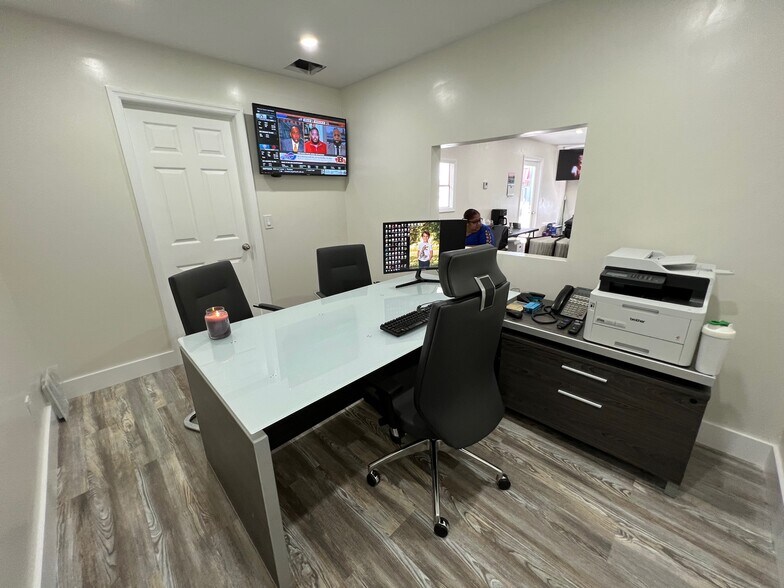 More Photos Of 5819 Rodman St, Hollywood Warehouse For Lease