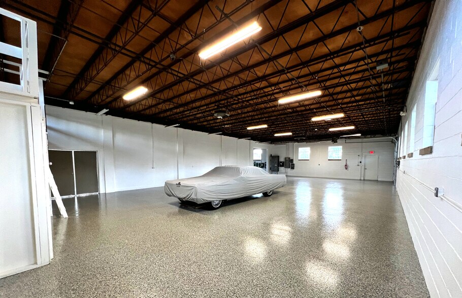 More Photos Of 1935 Stanley St, Northbrook Warehouse For Lease
