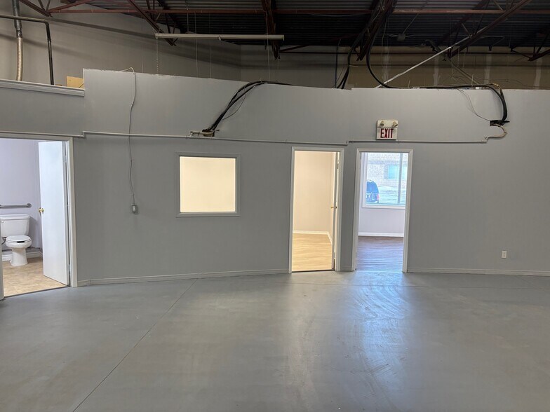 More Photos Of 667 Welham Rd, Barrie Warehouse For Lease