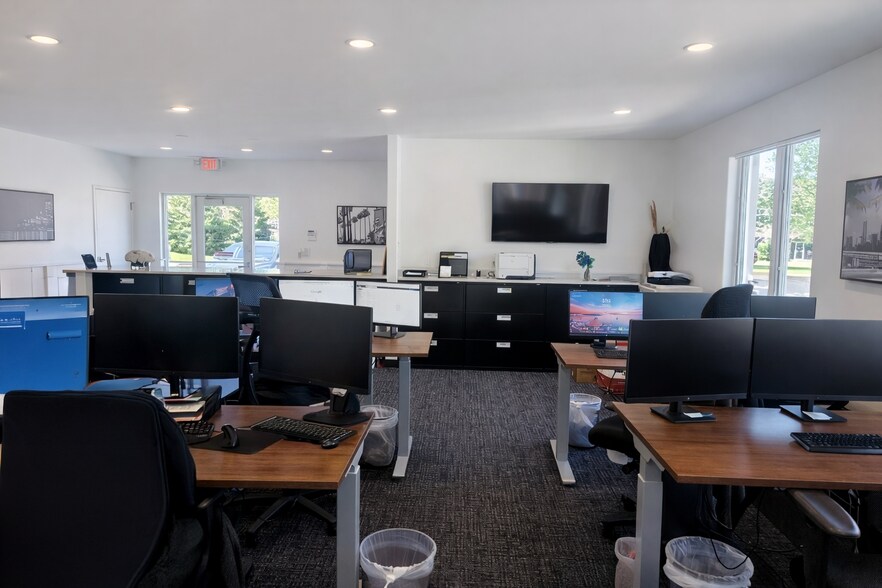 More Photos Of 18045-18049 Oak St, Omaha Coworking Space